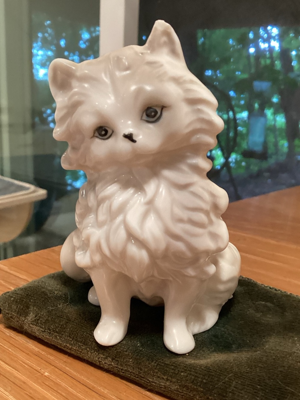 VTG MCM white Cat Figurine 4” on velvet carpet . No Call Outs